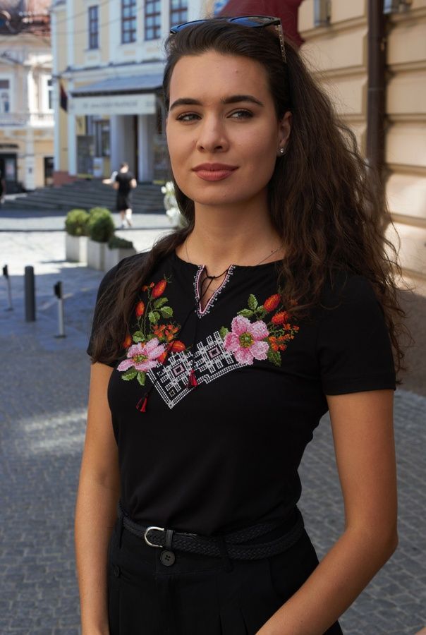 Жіноча вишита футболка  Шипшина чорна, Чорний, M